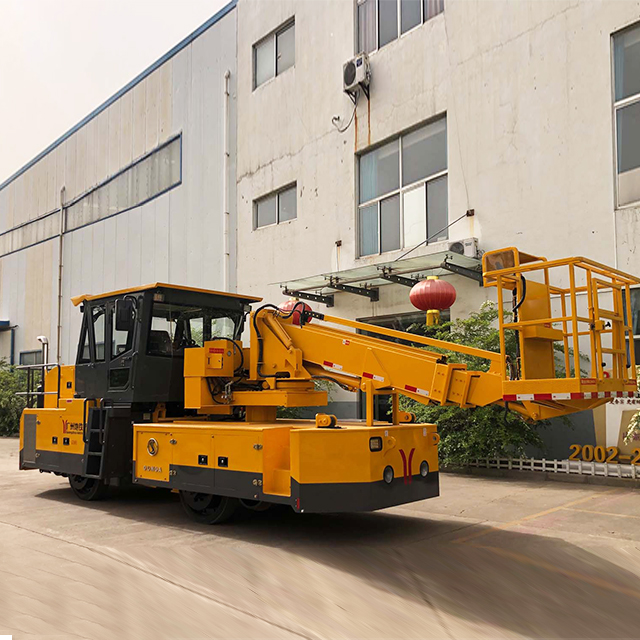 Plataforma aérea multiusos para tractor ferroviario de carretera